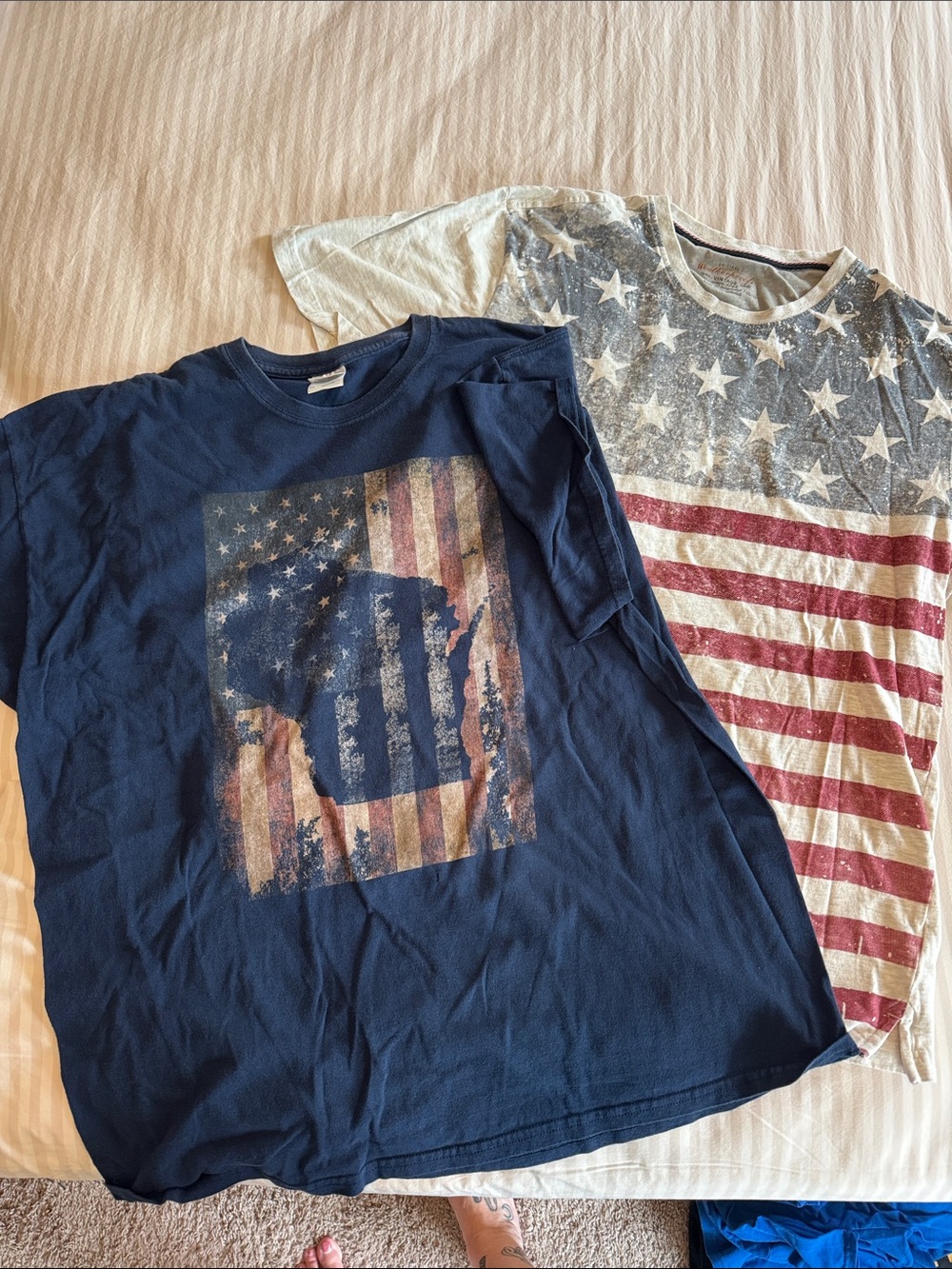 2 American Flag / Wisconsin t shirts